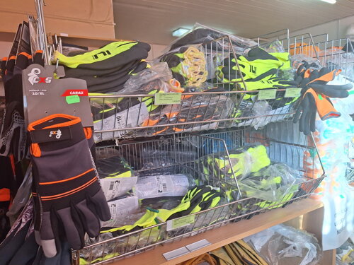 PRACOVNE RUKAVICE SKOLBOZ SKLADOM